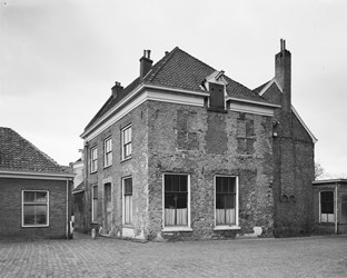 <p><span style="font-kerning: none">In de 12e eeuw lagen de kapittelgebouwen waarschijnlijk aan de zuidzijde van de kerk. Na het slechten van de binnenste verdedigingswal kwam aan de noord- en de zuidzijde van de kerk bouwgrond beschikbaar en bouwde het kapittel hier haar belangrijkste woningen. De kapittelzaal en de proosdij waren gevestigd in de huidige gebouwen Proosdijsteeg 1-3 en 5-9 die in de 13e eeuw ter plaatse van de gedempte wal gebouwd zijn. (beeldbank RCE)</span></p>
